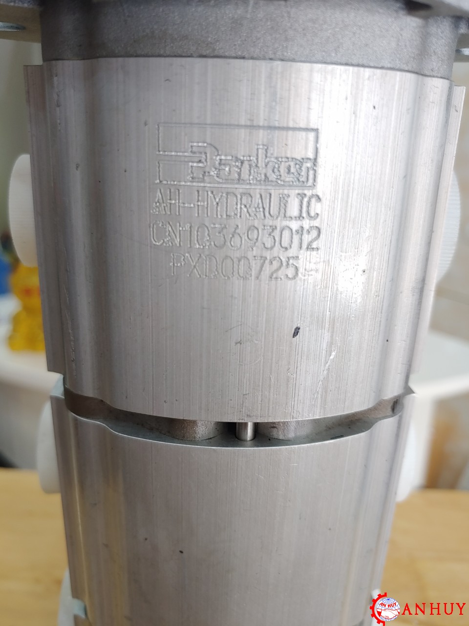 bom-thuy-luc-banh-rang-3-tang-Parker-CN103693012